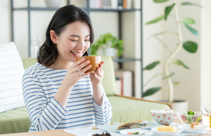 食事をする女性