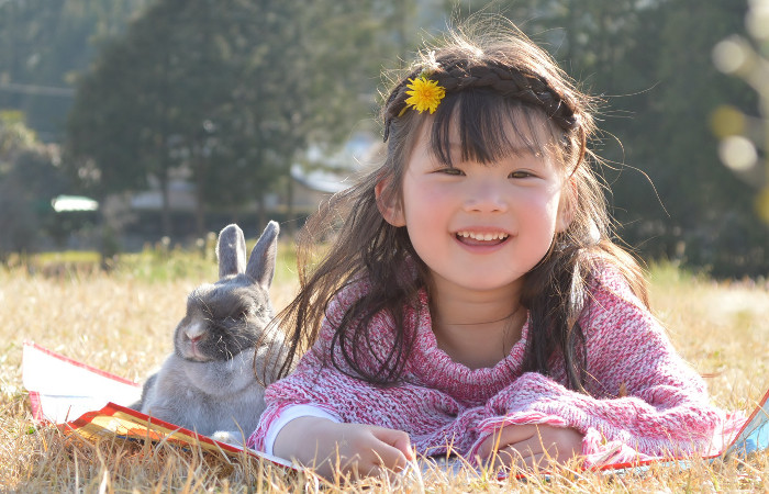 子どもとうさぎ