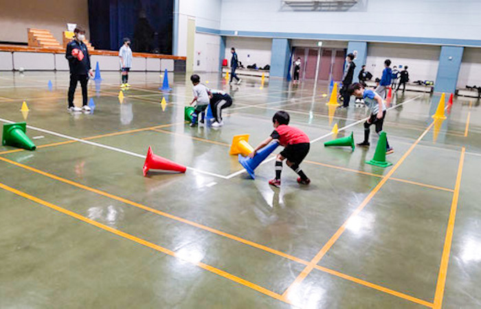 運動する子供たち